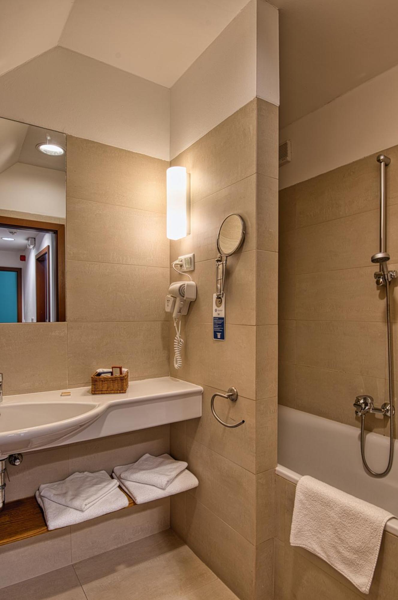Готель Tisza Balneum 4*